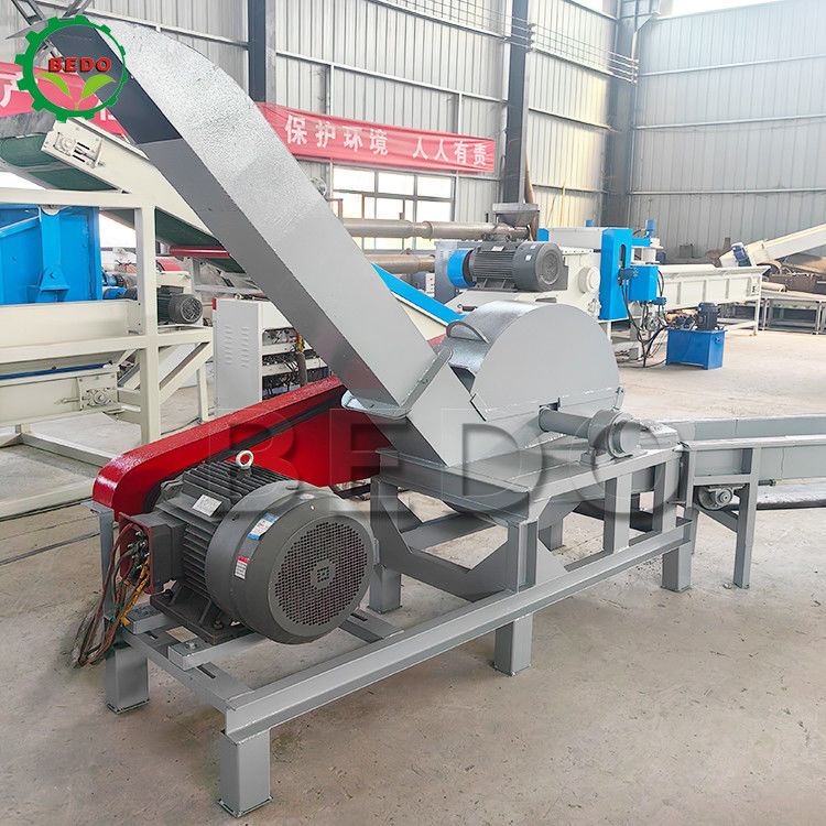 37KW Forestry Wood Chipper Machine With Feed Conveyor Produces 25-35mm Chips